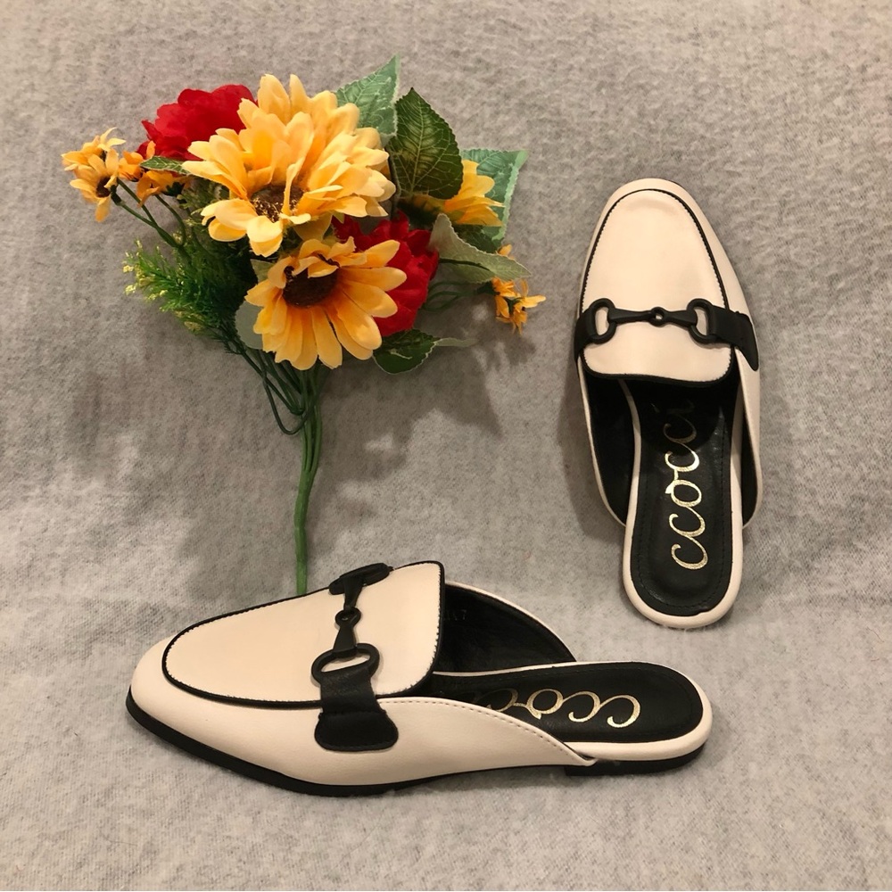 NWOT - CCOCCI Ivory &
Black Mules with Front Horsebit Detail